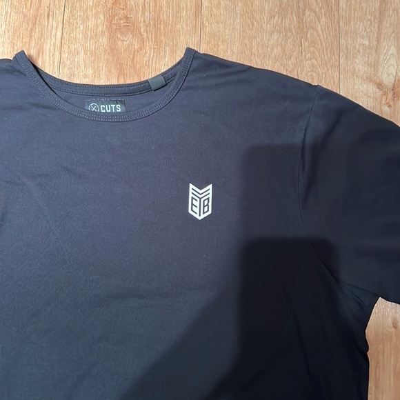 CUTS AO Curve-Hem Tee with chevron logo - Picture 2 of 2